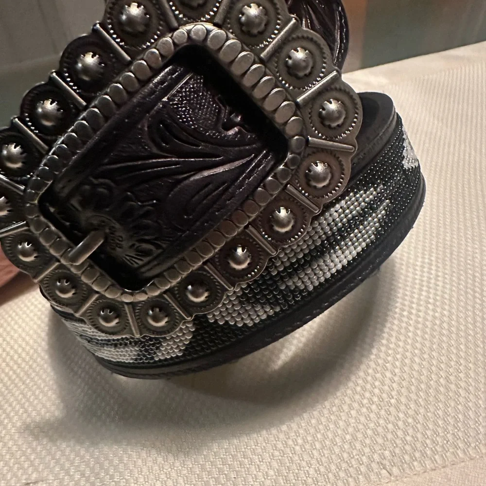 Like NEW! Idyllwind Black and Silver Floral Buckle Belt - Picture 4 of 8